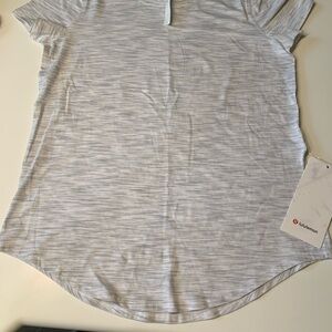 lululemon Athletica Heathered Light Gray Short Sleeve Tee